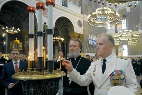День Военно-морского флота в Кронштадте начался с Божественной литургии