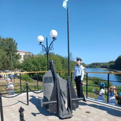 Архимандрит Алексий (Ганьжин) благословил и открыл в Кунгуре мемориал «Морякам – защитникам Отечества»