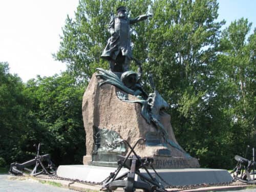 Памятник адмиралу Степану Осиповичу Макарову 