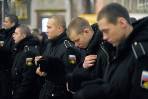 Выпускники учебного центра ВМФ молились в Морском соборе Кронштадта