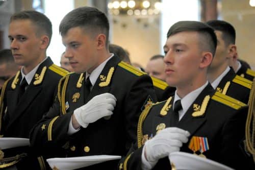 Церемония выпуска офицеров ВМФ прошла в Кронштадтском Морском соборе