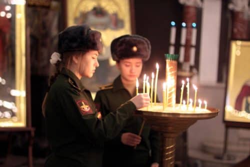 Первокурсники Военной академии связи молились в Морском соборе Кронштадта