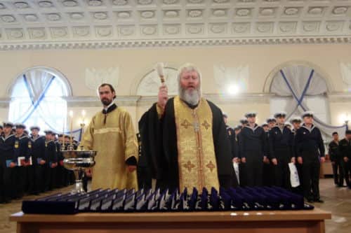 Памятные браслеты от клира кронштадтского Морского собора вручены выпускникам Морского корпуса Петра Великого